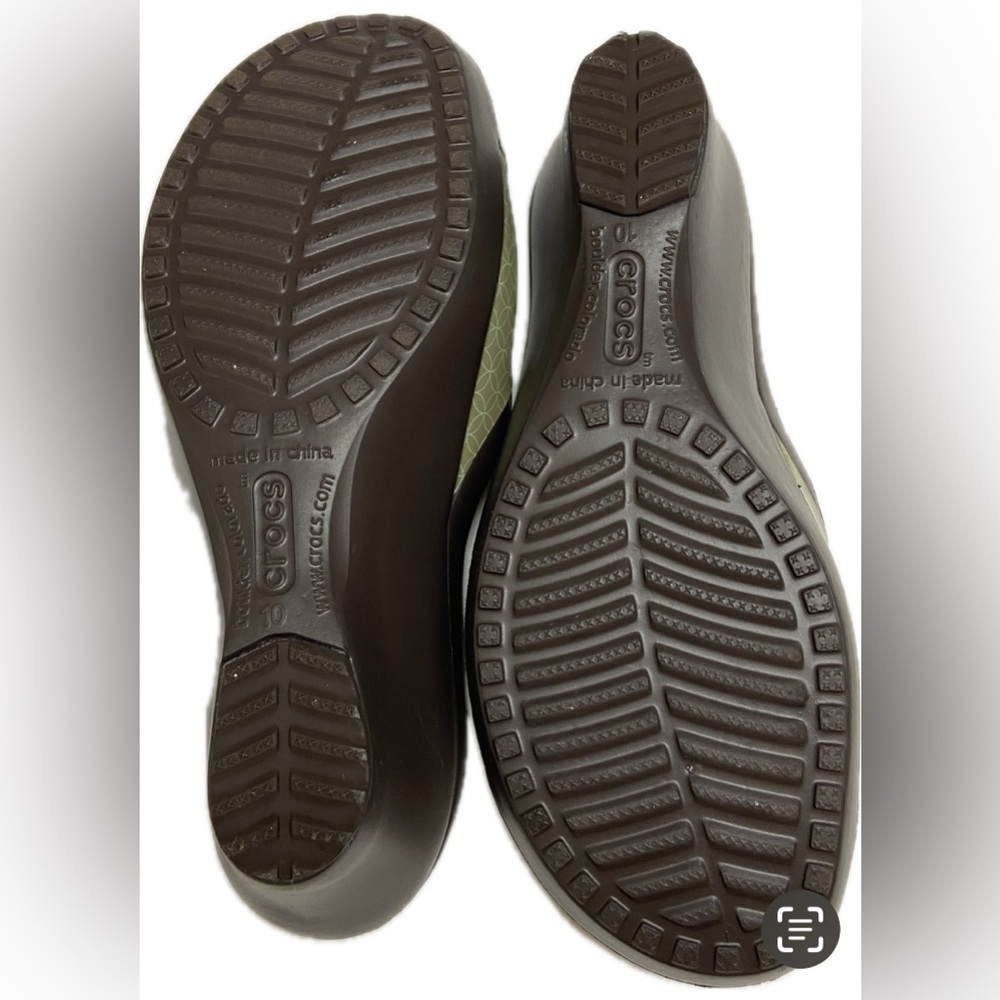CROCS Sassari wedge sandals in brown and green - Picture 7 of 8